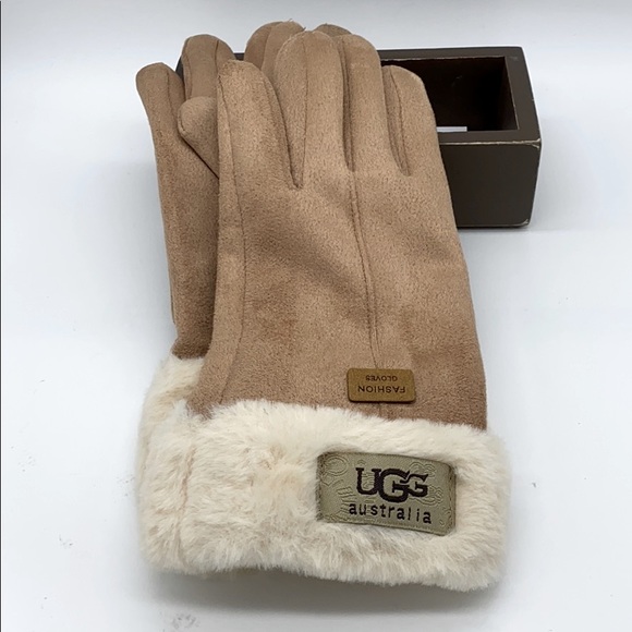 UGG Accessories - UGG Tan Tech Gloves NWOT